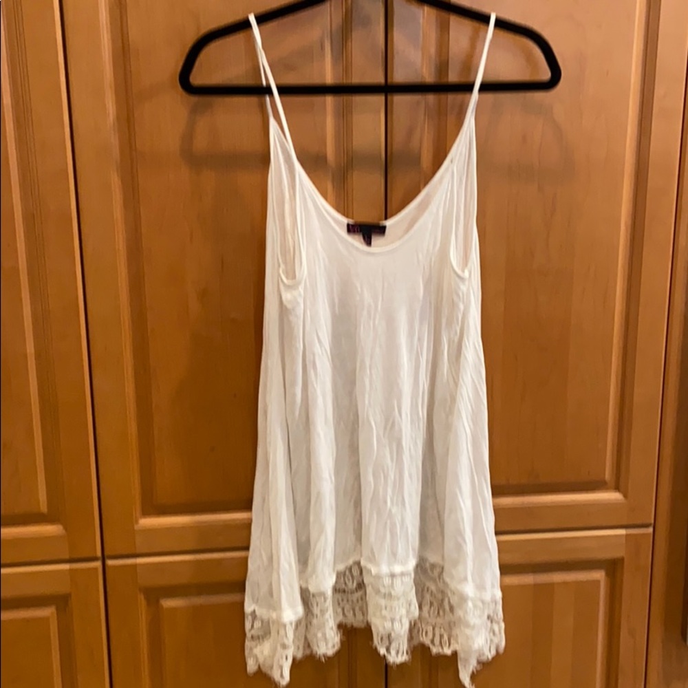L White tank top
